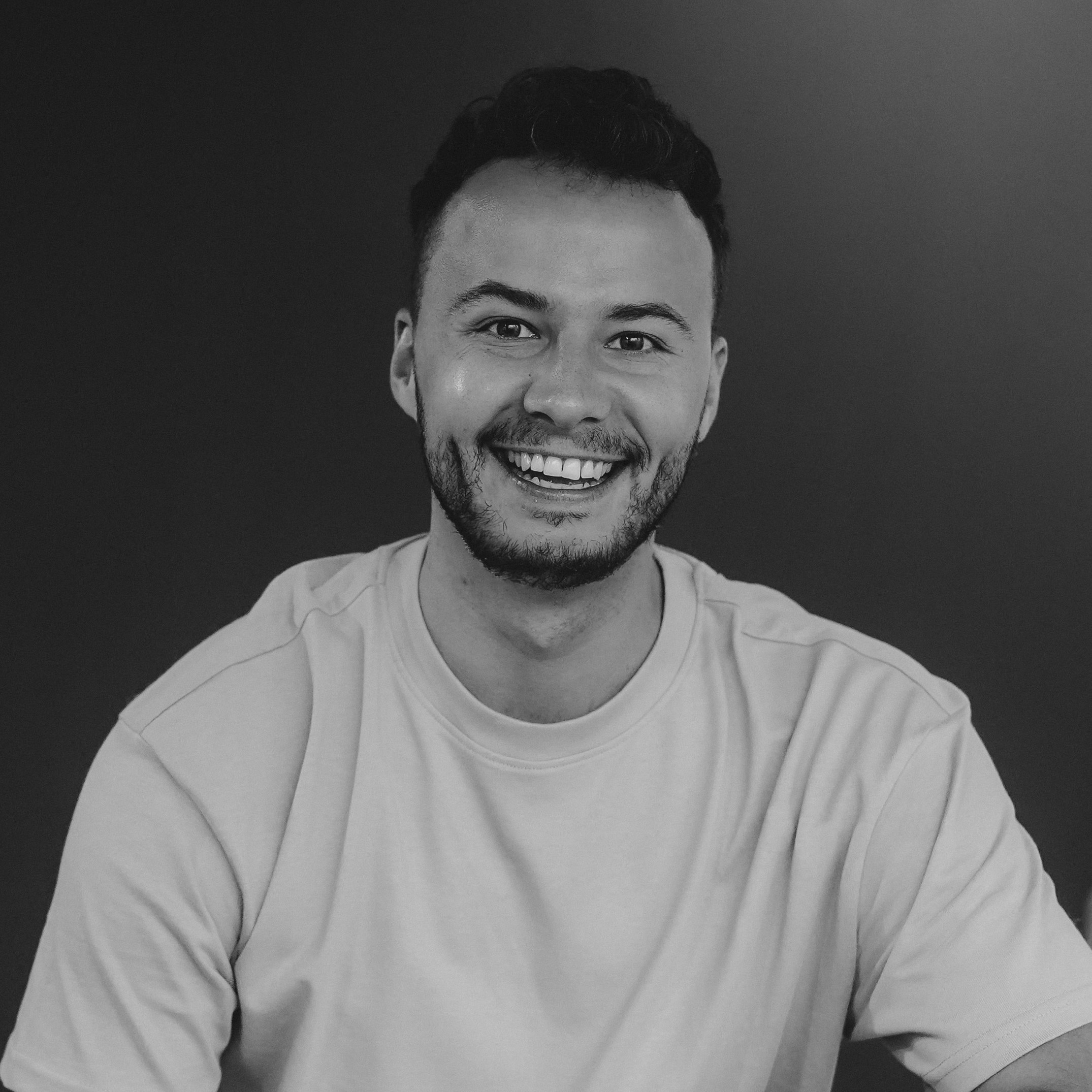 Portraitbild Marius Funk, lachend und in schwarz-weiĂź